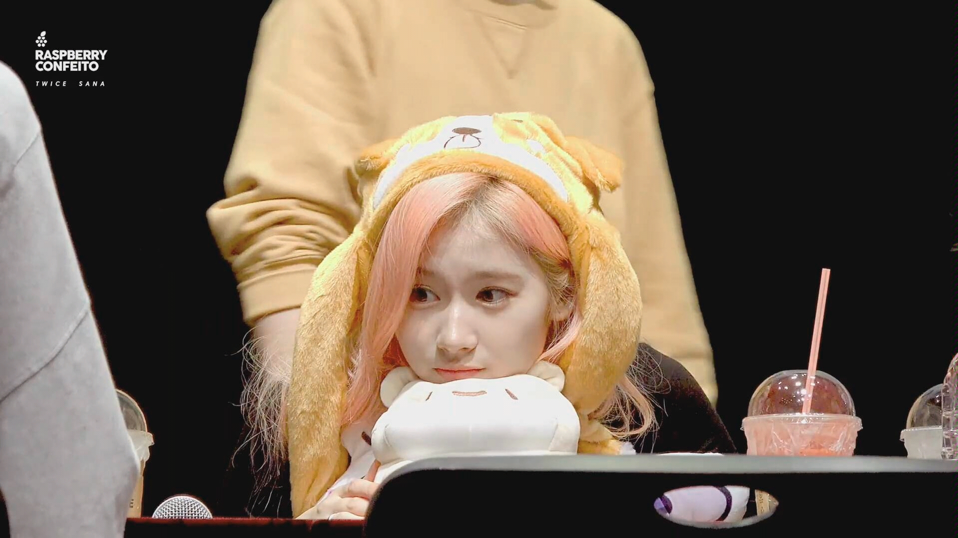 sana这里有一只萌吐奶的柴犬