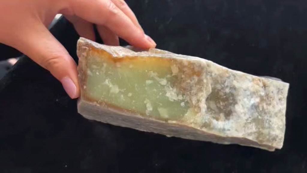 和田玉若羌黄口带糖料子,属于明料了,黄度好,没有手镯位,其他都可以