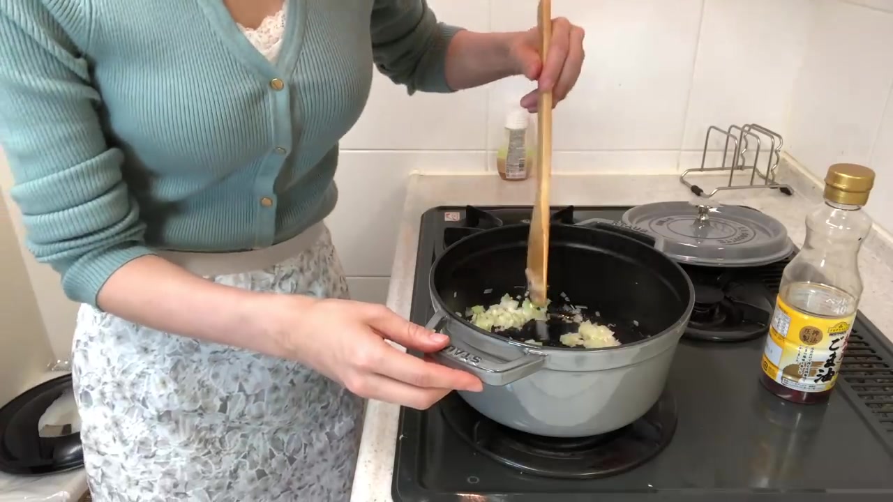 日本家庭主妇在家做的爱情水煮毛肚看起来就有食欲