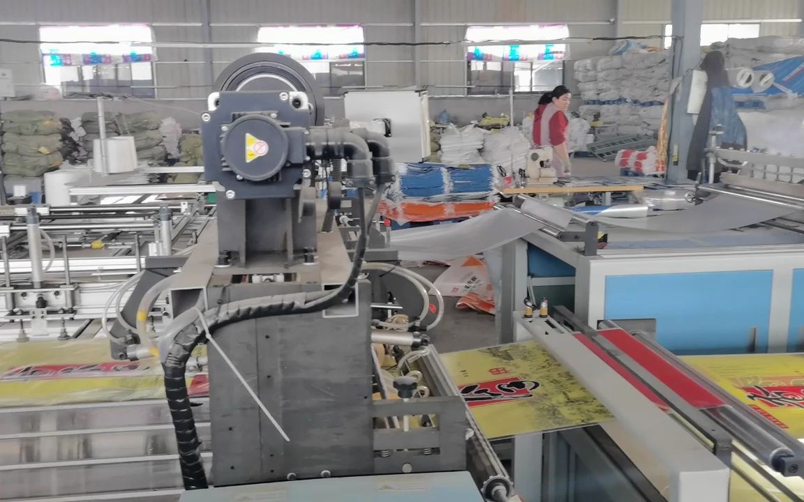郑州彩印塑料编织袋厂家-瓜子包装袋加工车间