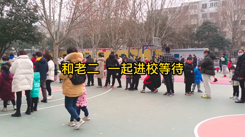 [图]开学了，入校要求做2次核酸检测，今天各个学校门口都是人山人海……%开学必备 %全民防疫 %防疫人人有责