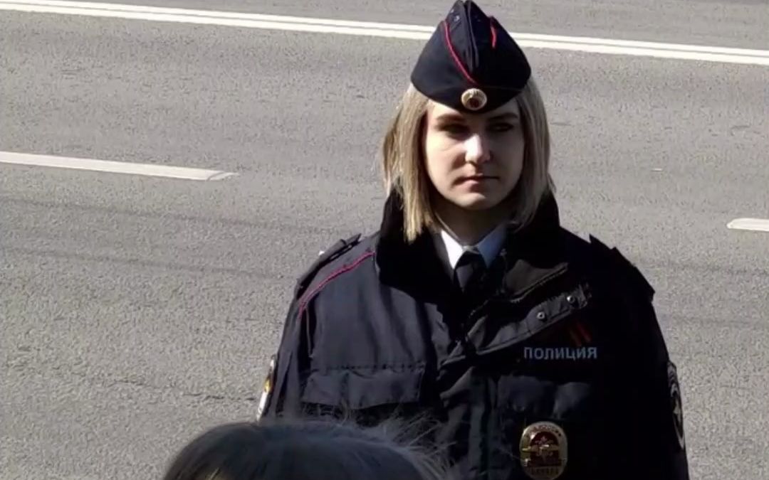 这个俄罗斯女警察很漂亮