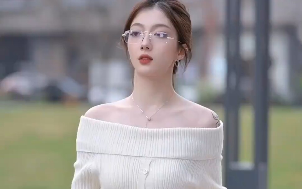 还是眼镜小姐姐好看