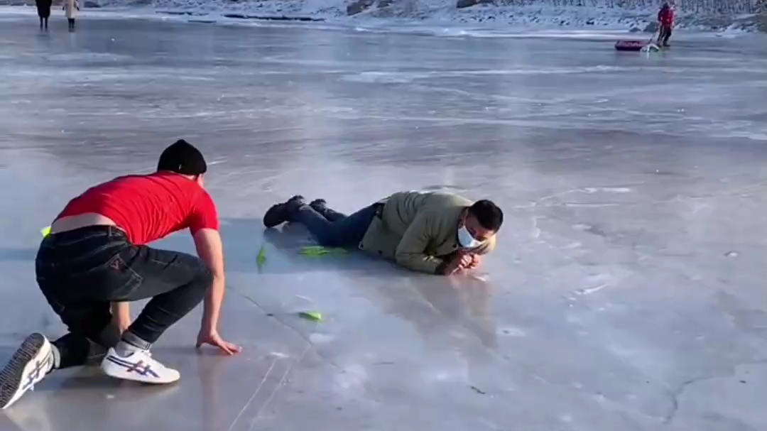 这个滑冰也太搞笑了吧?(071711v1117)_哔哩哔哩_bilibili