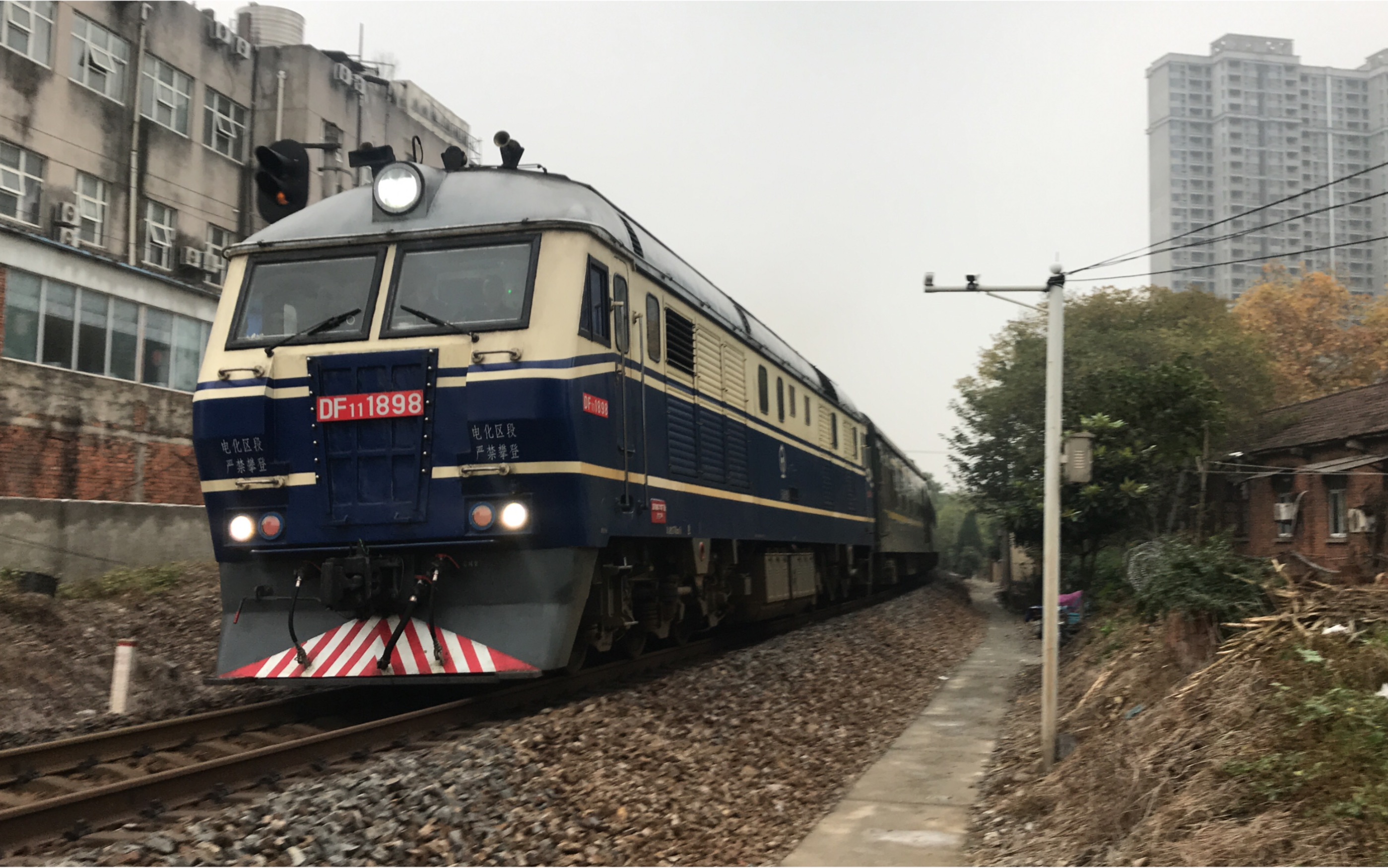 【国铁】df11-1898牵引t237通过西善桥_哔哩哔哩_bilibili