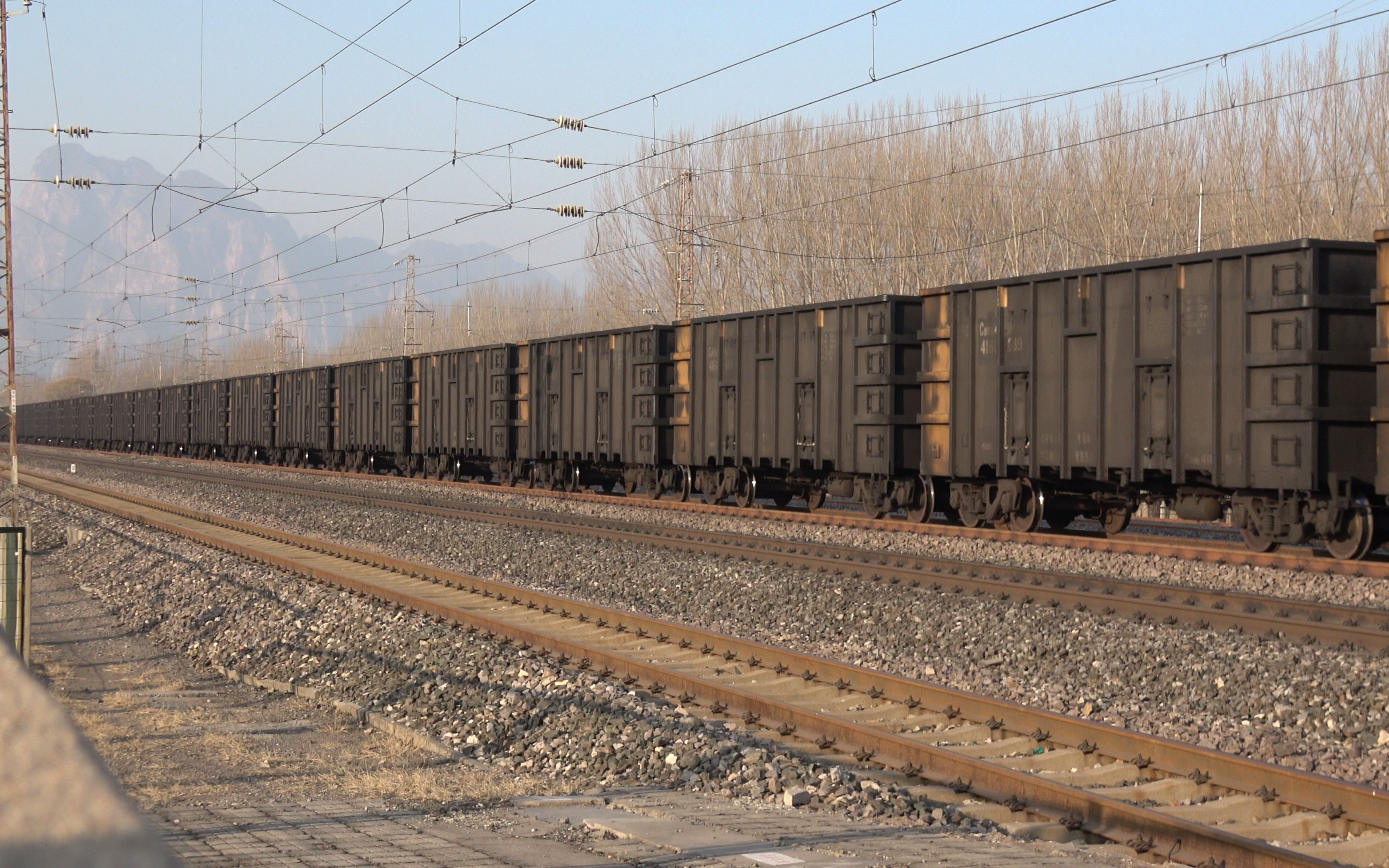 大秦铁路线主力机车之二,和谐电1型,目前是大秦铁路线使用最多的车型