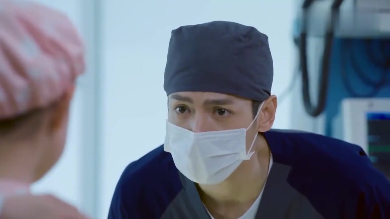 超大针管太吓人小女孩吓哭怎料看见帅医生立刻好了