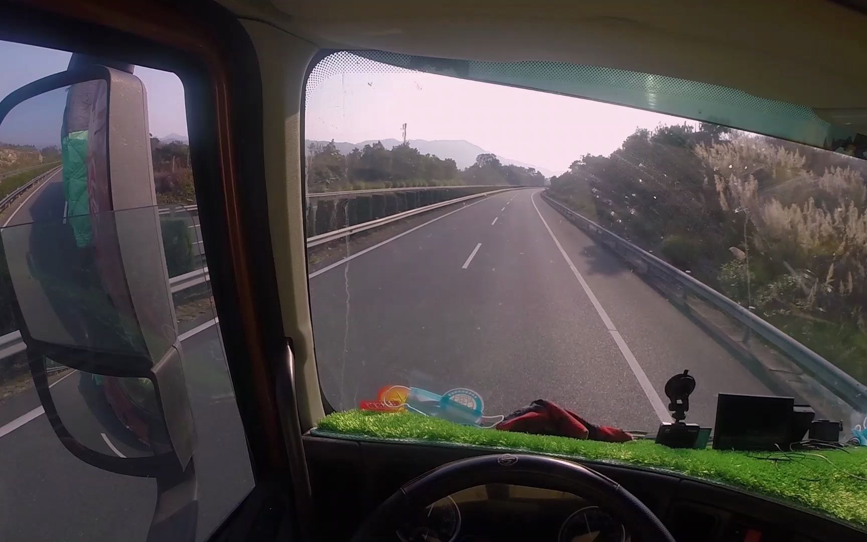 【卡车驾驶】第一视角带你看卡车司机如何驾驶走动22轮半挂车,视频