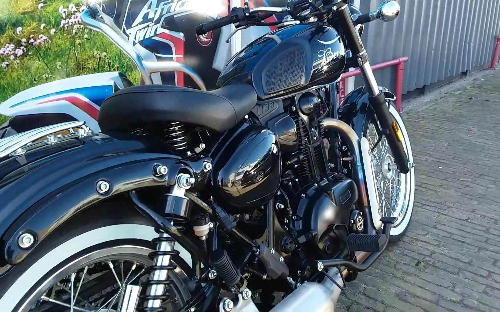 贝纳利99帝国400改装白边胎