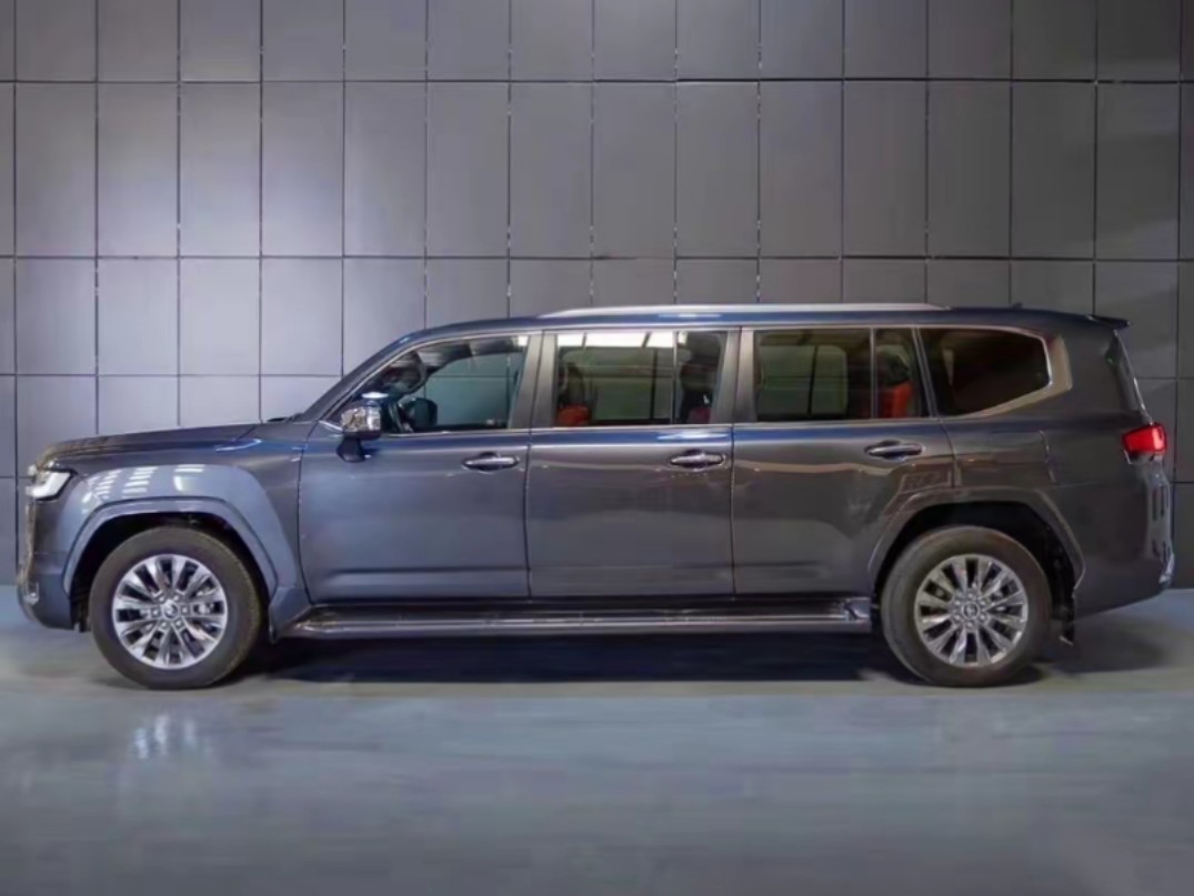 全新一代丰田兰德酷路泽加长版实车曝光,超长车身,六门设计
