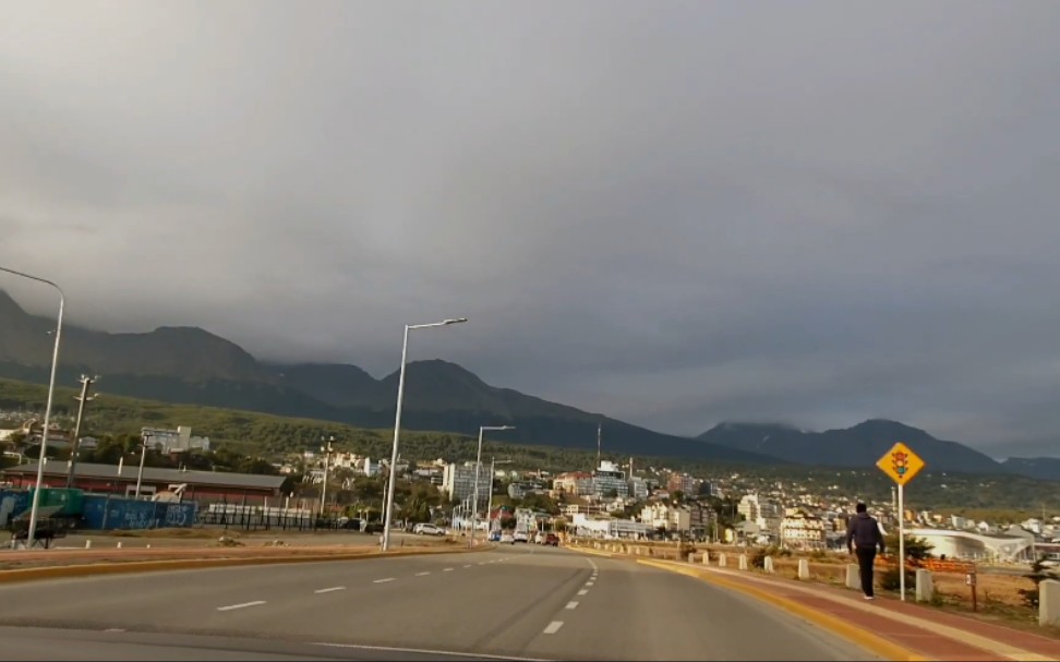 [图]驾驶在乌斯怀亚，世界的尽头 - 阿根廷街景 Driving in Ushuaia - The End of The World