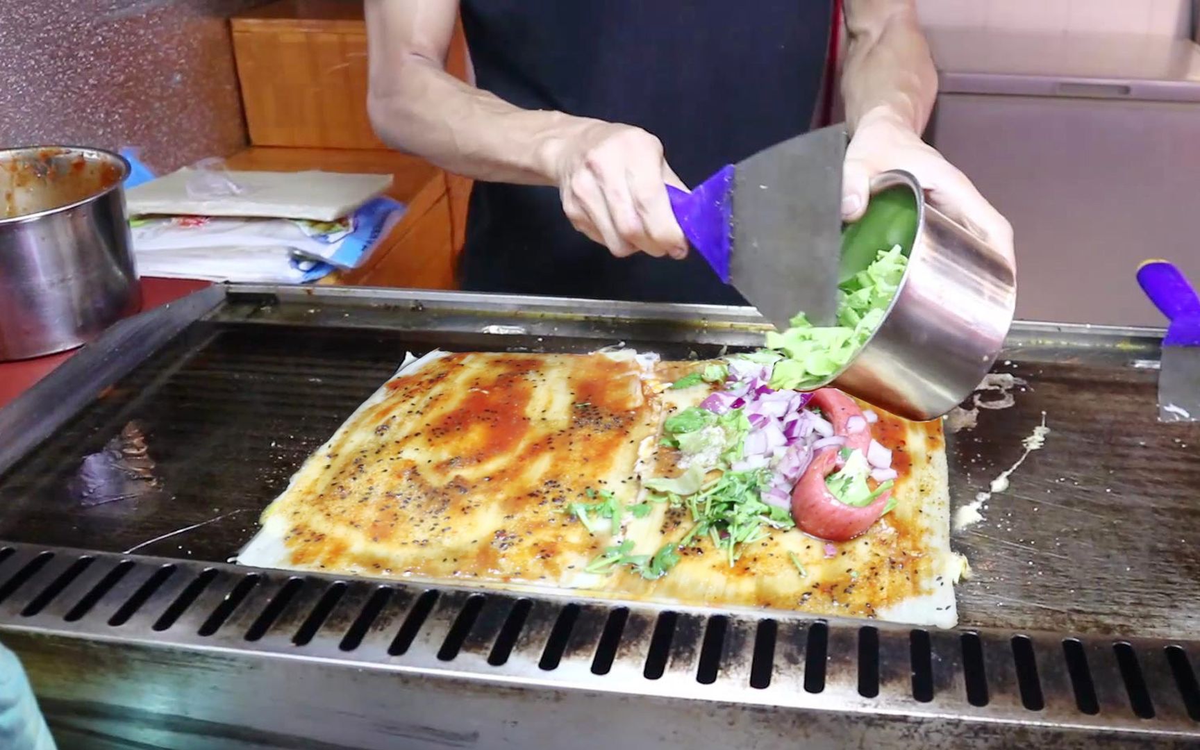 东北大叔夜市卖烤冷面,11元一大份,非常好吃,宁愿排队10分钟也要吃