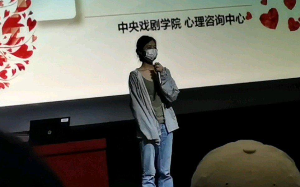 [图]中戏的同学在就算在新生讲座都能上台表演