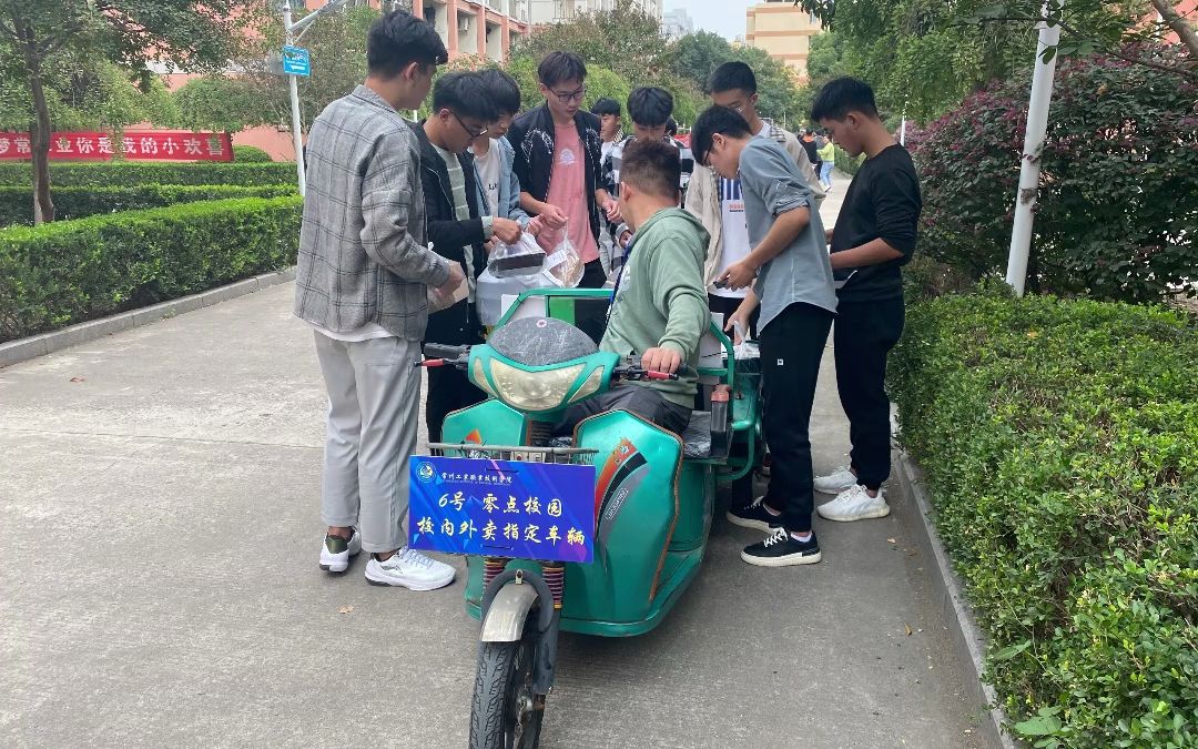 校园人流大,有很多发展机会,外卖配送,快递,零食等,在校园中的需求量