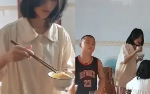 Tải video: 姐姐盛完饭淡定走到弟弟身边，弟弟一抬头立马起身让位：血脉压制