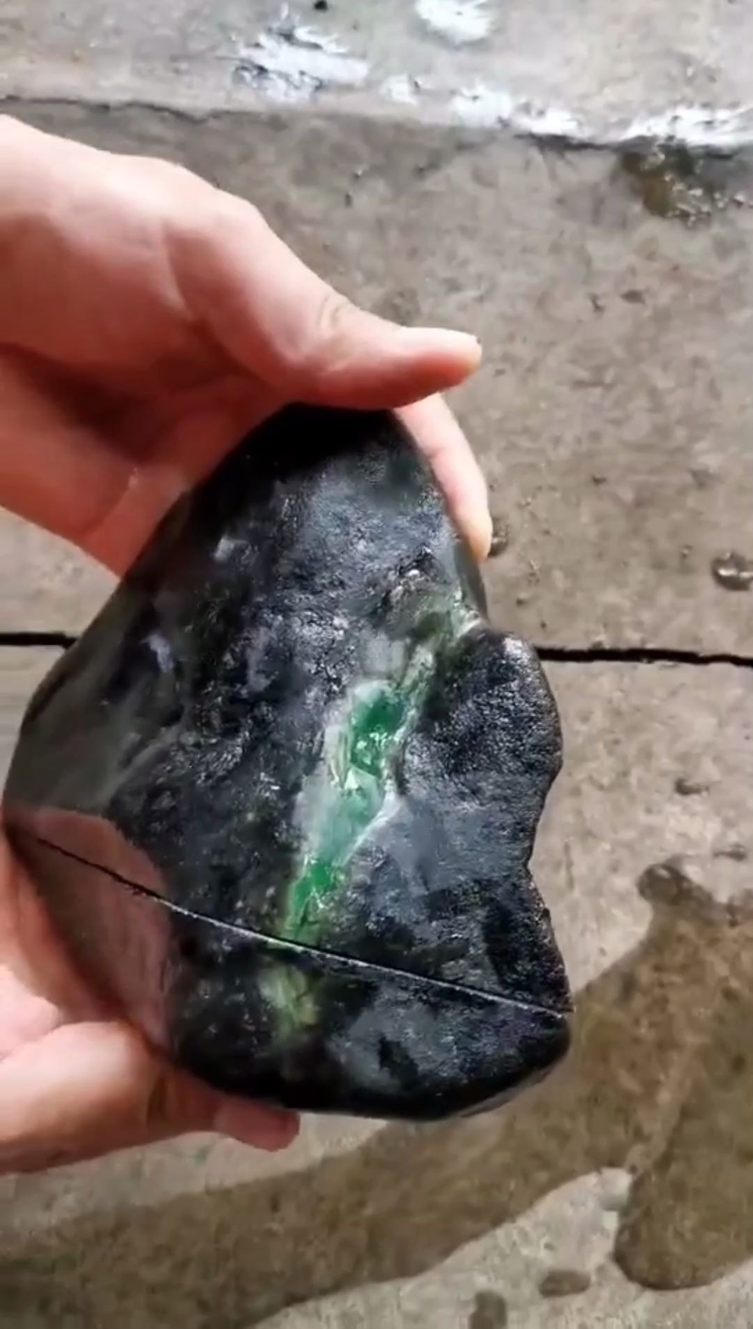 翡翠原石现场解石是惊喜还是惊吓