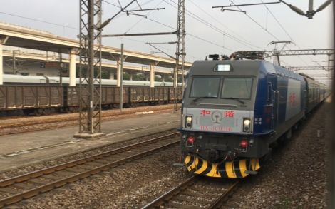 k1723戚墅堰站待避k1152次列车窗外视角