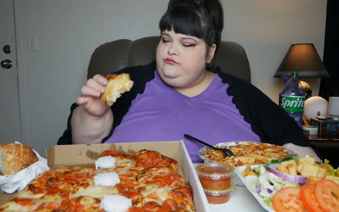 胖妹吃披萨