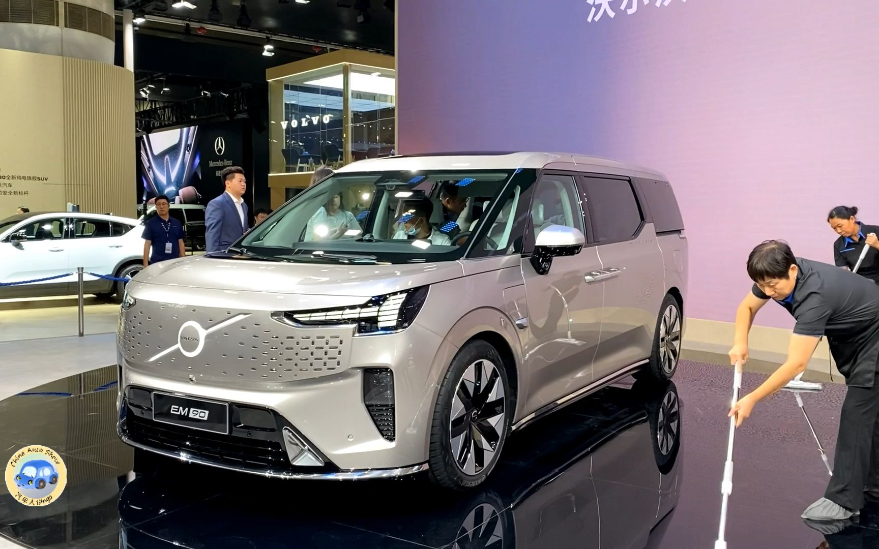 2025款沃尔沃em90车展实拍,全方位展示后,给个不喜欢的理由