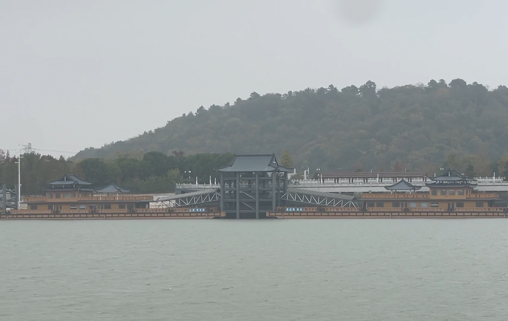 花一块钱乘船过江:马鞍山市江心洲大闸渡口.