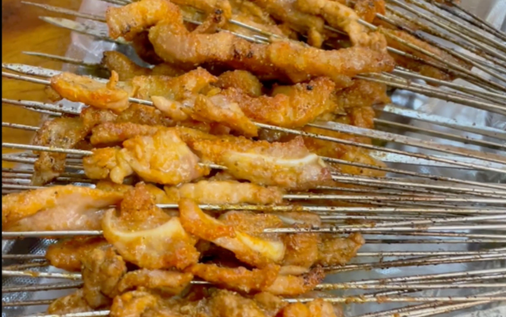 在淮安就要吃哈哈最爱的铁钎烤肉,梅花糕,长鱼手擀面.