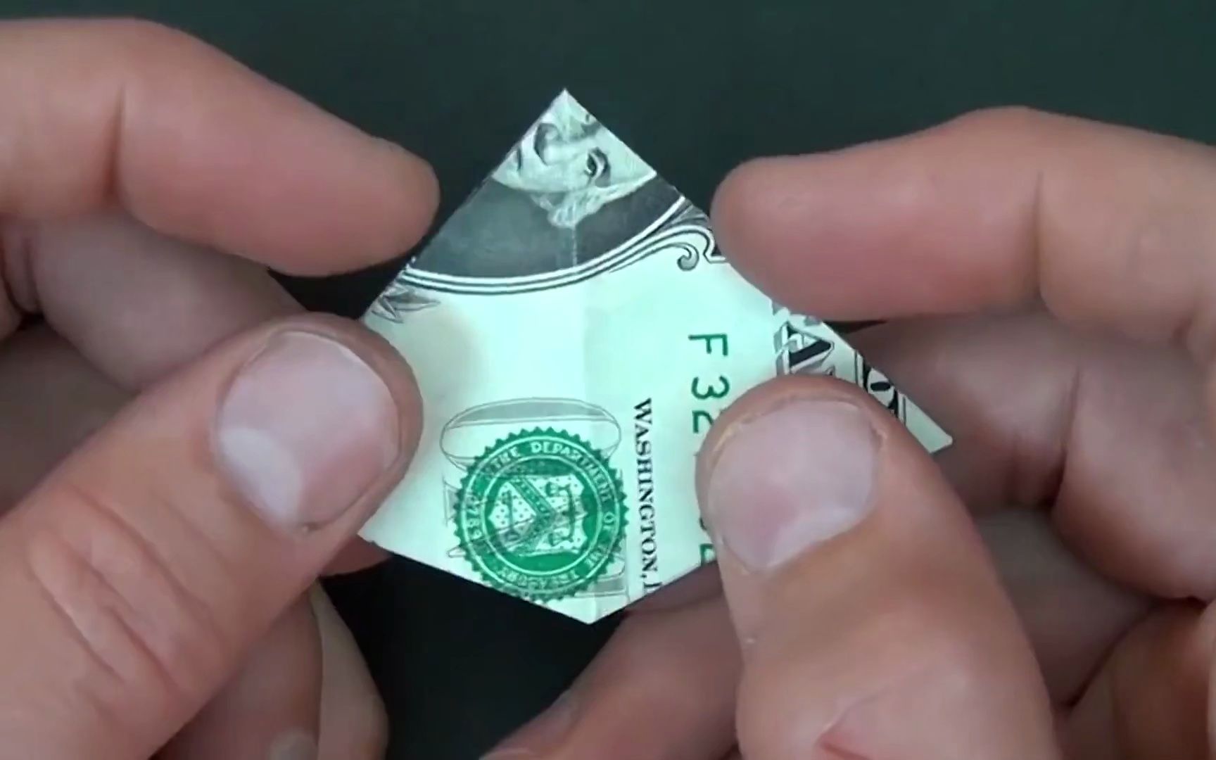 教你用美元折纸旋转爱心和底座,简单好玩,用它打发时间很合适