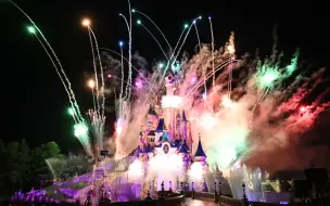 Descargar video: 点亮奇梦:夜光幻影秀-巴黎迪士尼乐园烟花演出(Disney illuminations)