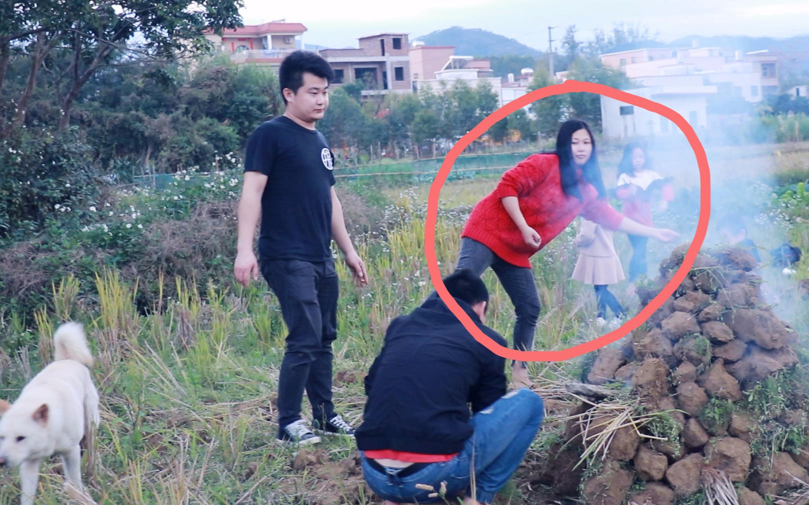 m仔带着全家人户外搞野,小妹开心的又是唱歌又是跳舞的_哔哩哔哩_bili