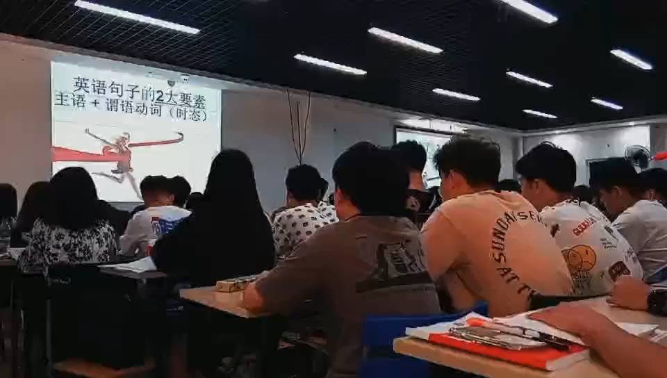 [图]“每个优秀的人都有一段沉默的时光，那段时光是付出了很多努力，却得不到结果的日子，我们把它叫作扎根”