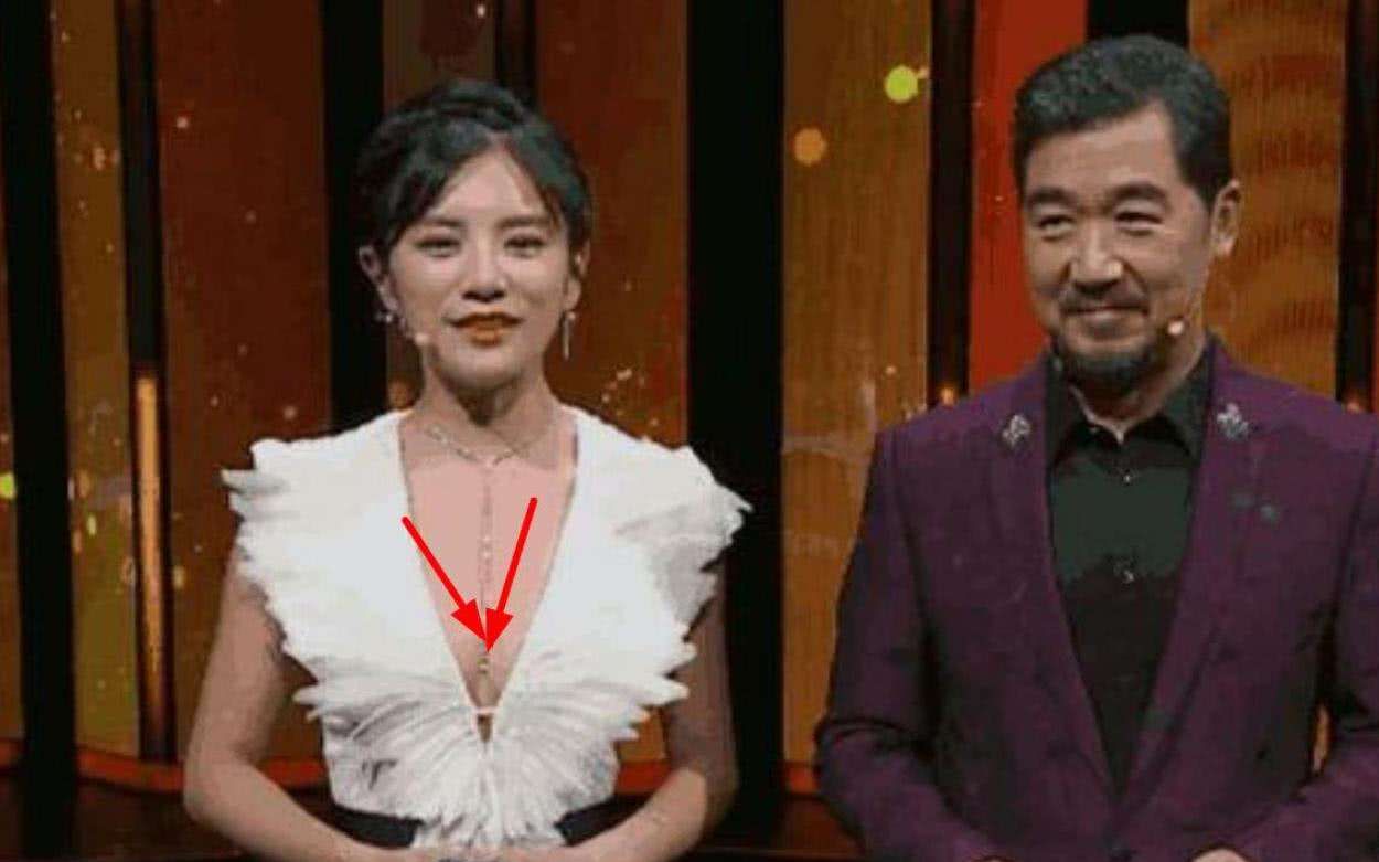 女主持现场突发尴尬情况,少穿一件衣服,张国立一个小时不敢转头