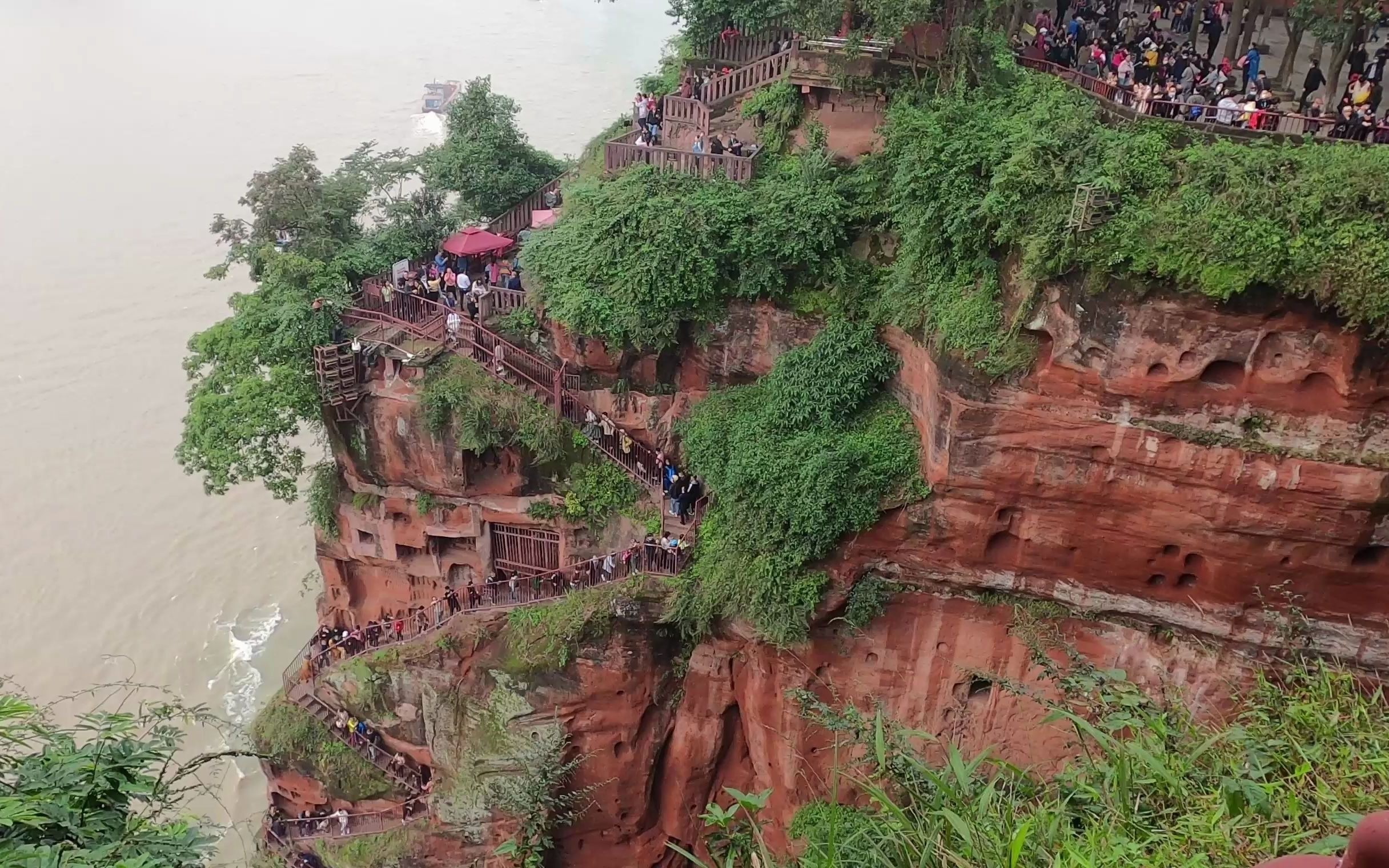 乐山大佛栈道你敢走吗?下面就是滔滔江水,真怕不小心掉下去