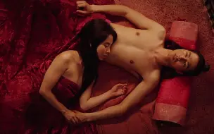 Download Video: 男人看着女人送的“定情信物”，直接飞奔前往会和，女人送了霜花饼给他吃，两人诉说着钟情