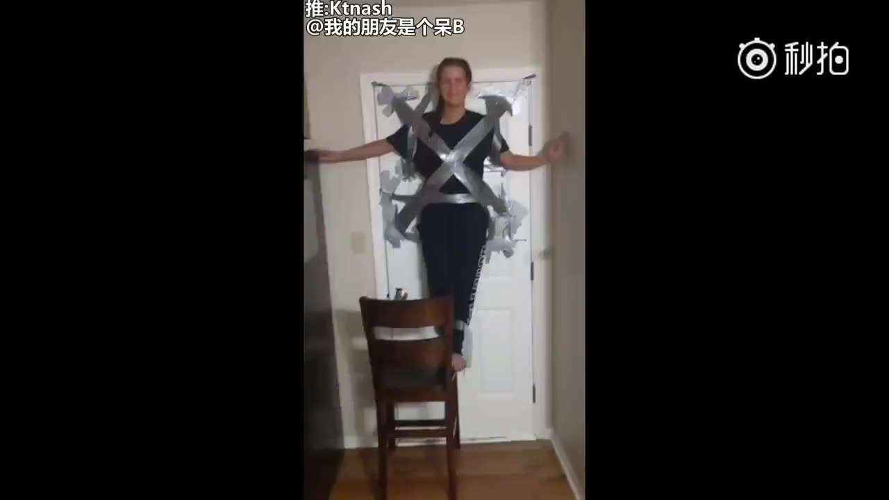 一位小姐姐和她男朋友玩的情侣间的小游戏想用强力胶带把她绑墙上然而