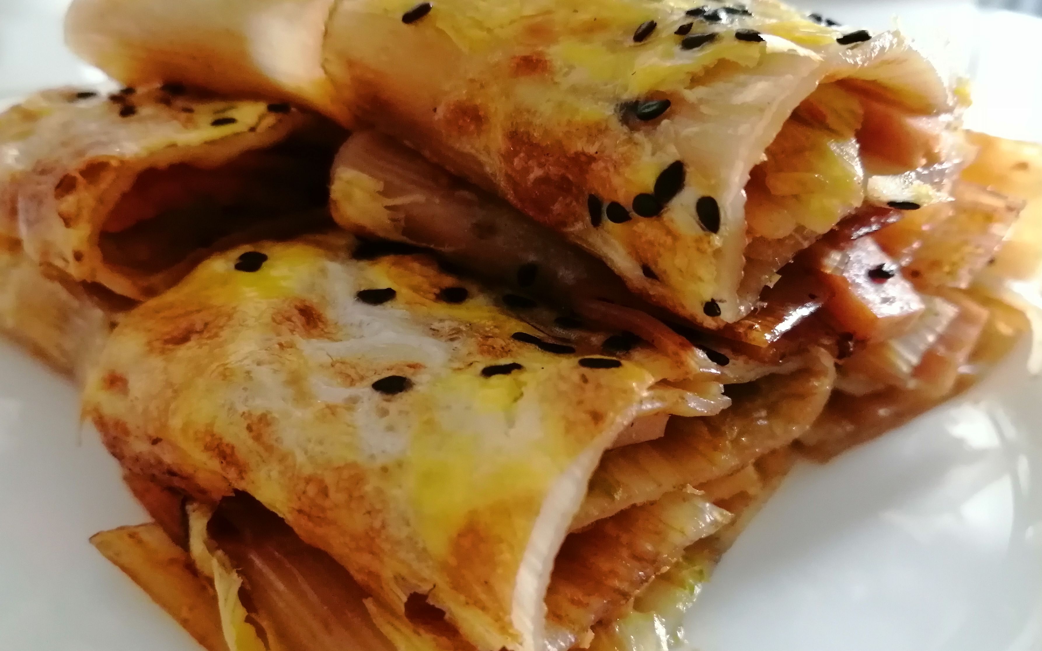 烤冷面在家这样做非常简单,一步就搞定了,有肉有菜美味不可挡