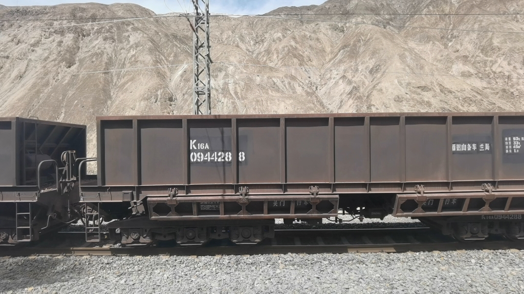 嘉镜线酒钢k16老k车载运铁矿石由镜铁山铁矿驶向酒泉钢铁厂