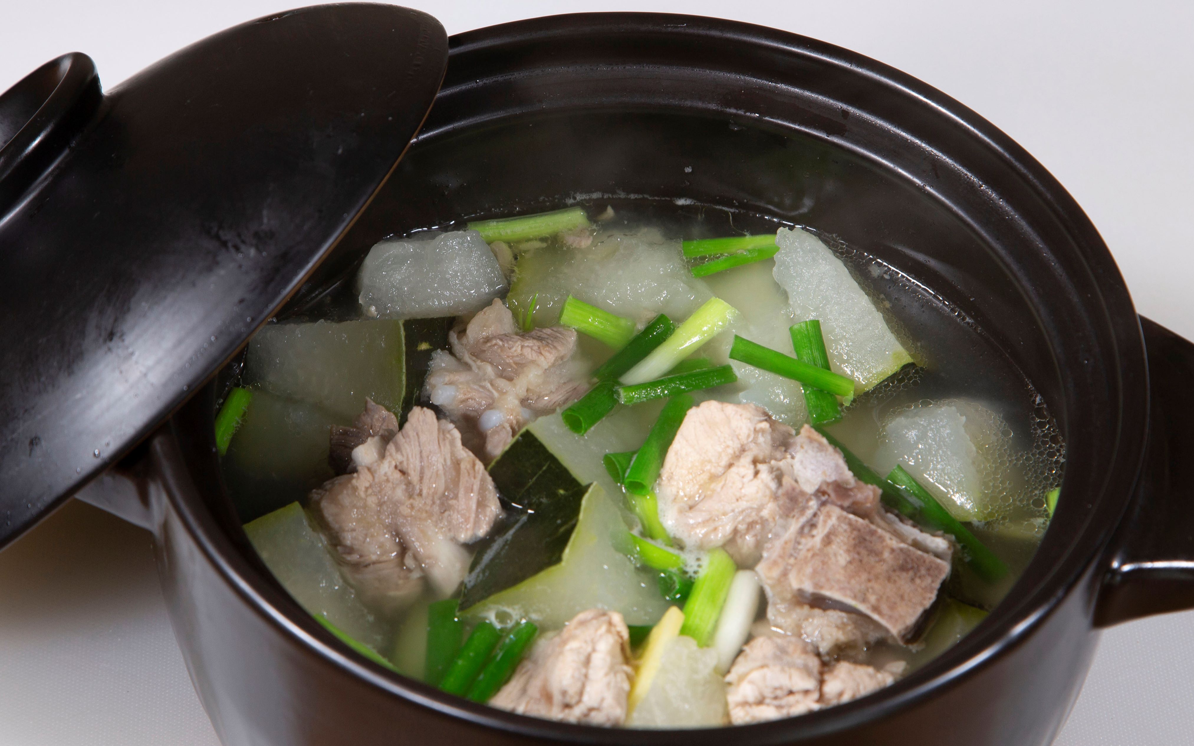 冬瓜排骨汤家常做法简单到两个步骤就能完成汤汁很适合孩子喝