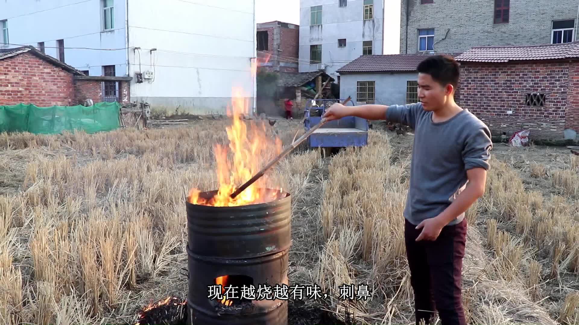 小邓用废弃的油桶改造成灶台,才花了50块钱,用起来真方便哔哩哔哩bilibili