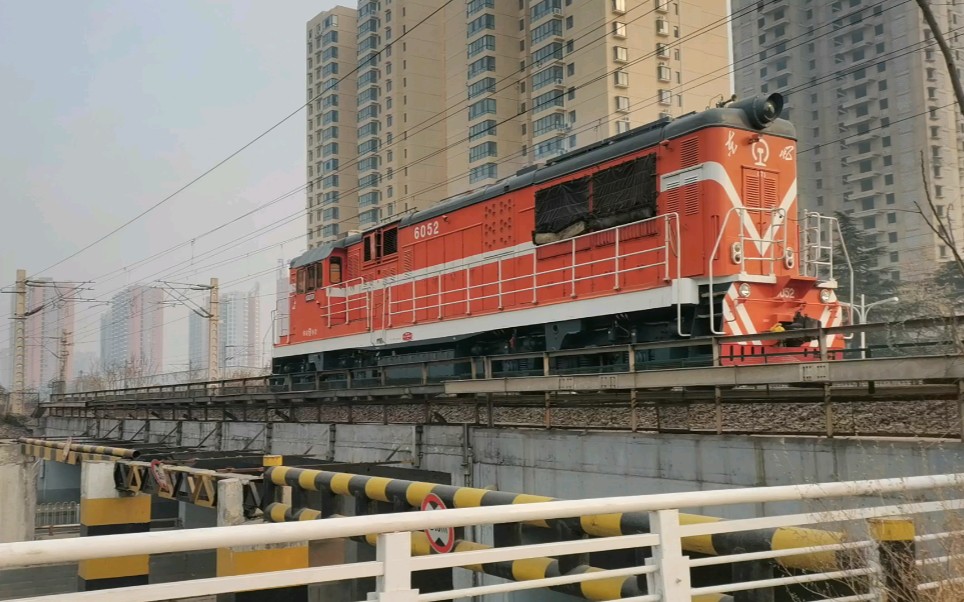 郑局乡段df7b6052开52008次小运转单机通过焦作新月场