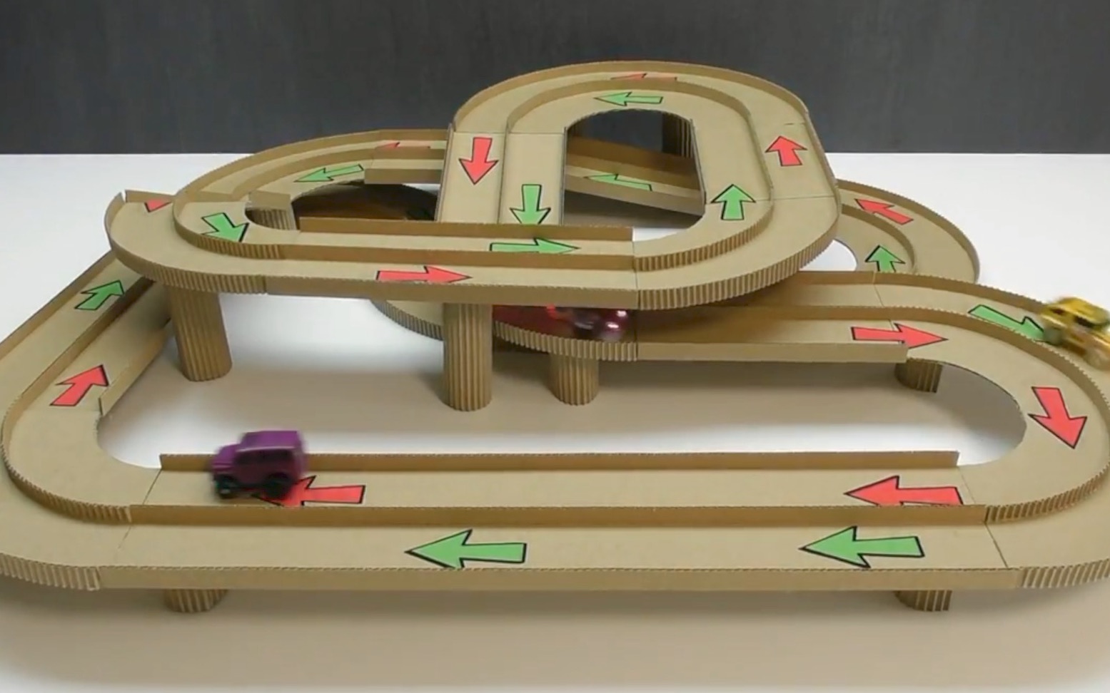 如何用纸板给孩子们做一个玩具赛车轨道