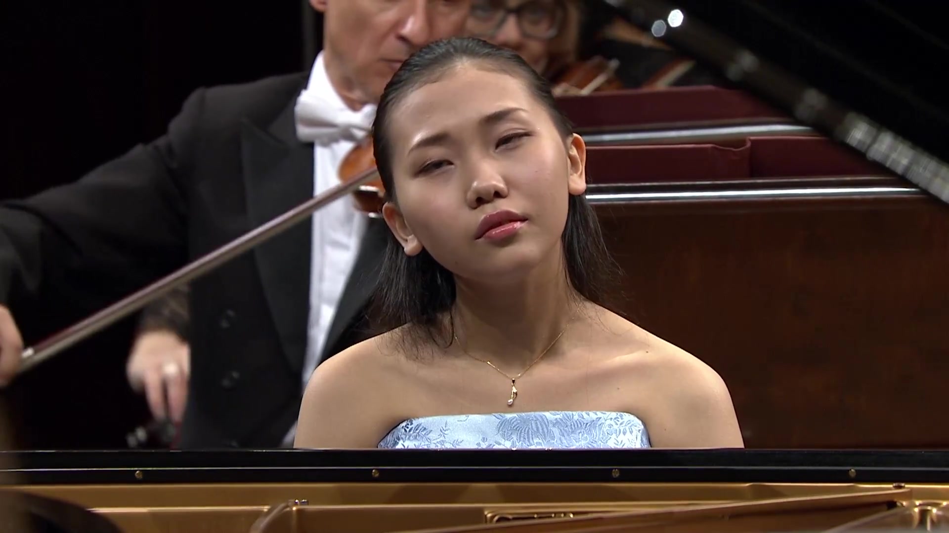 [图]【第17届肖邦国际钢琴比赛】肖邦 第一钢琴协奏曲 小林爱实– Piano Concerto in E minor Op. 11