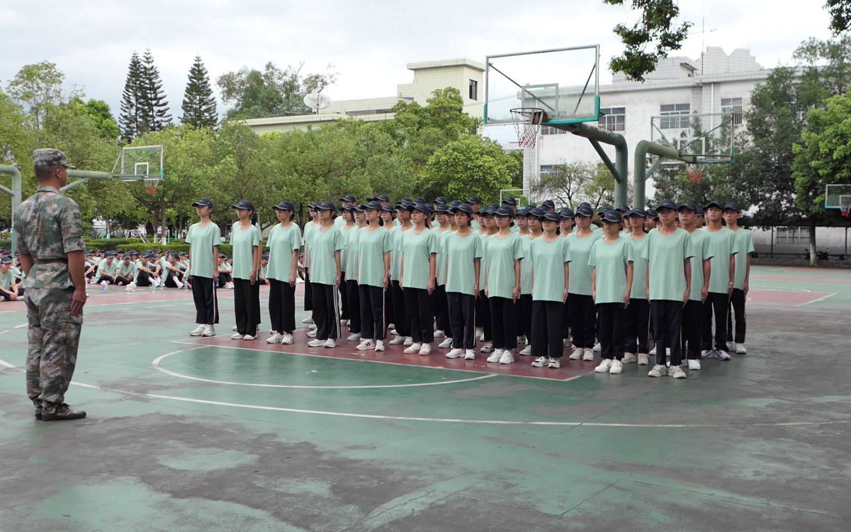 荔浦中学2022年高一军训汇演2202班_哔哩哔哩_bilibili