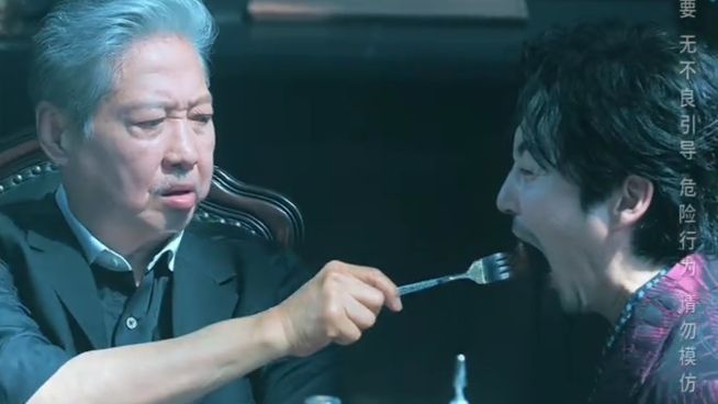 电影《重生2》：大佬洪金宝把儿子的嘴捅烂 因为他做错了事！
