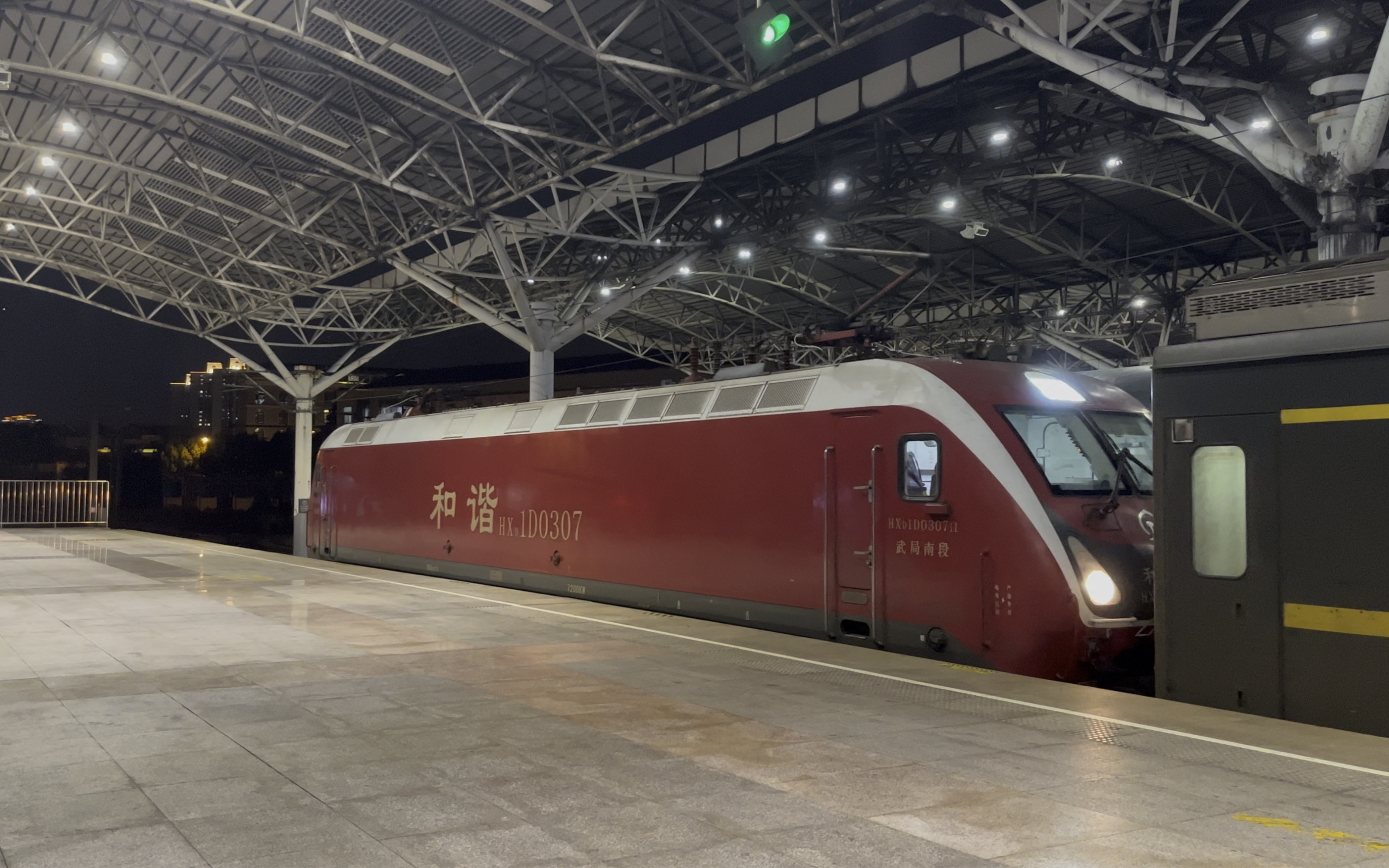 【国铁】hxd1d-0307牵引z257次列车上海南站夜间出站
