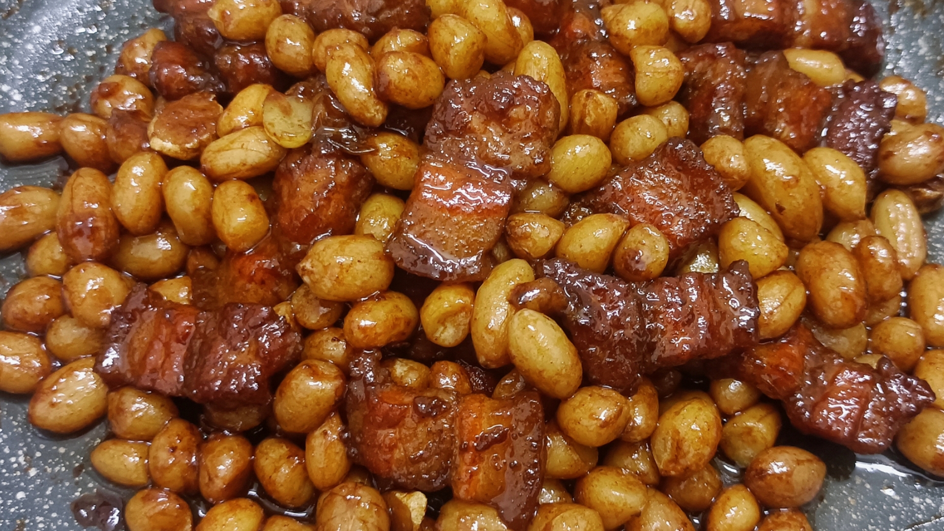 把饭都吃光的红烧肉焖花生米