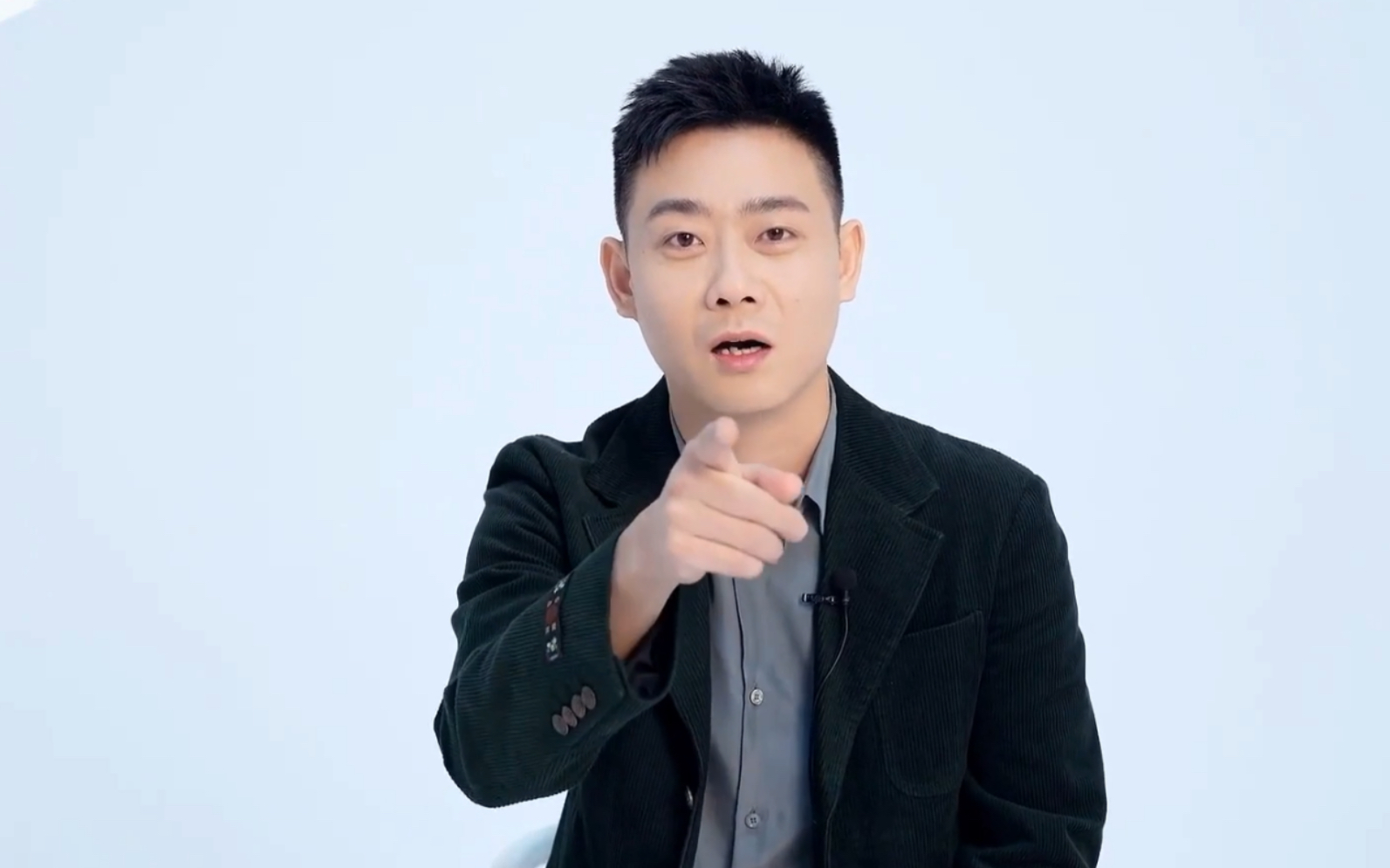 栾云平接受"老实蕉代"采访