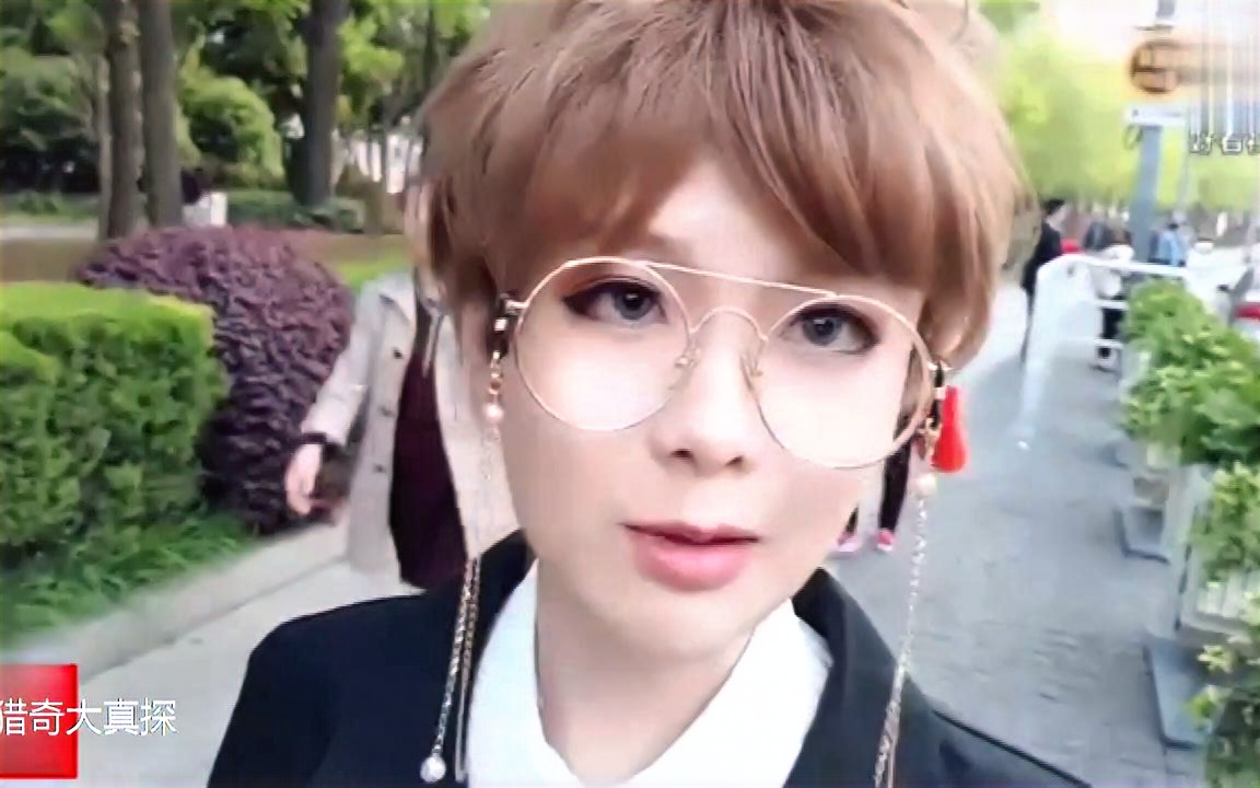 轩墨宝宝户外着男装眼镜街拍颜值爆表