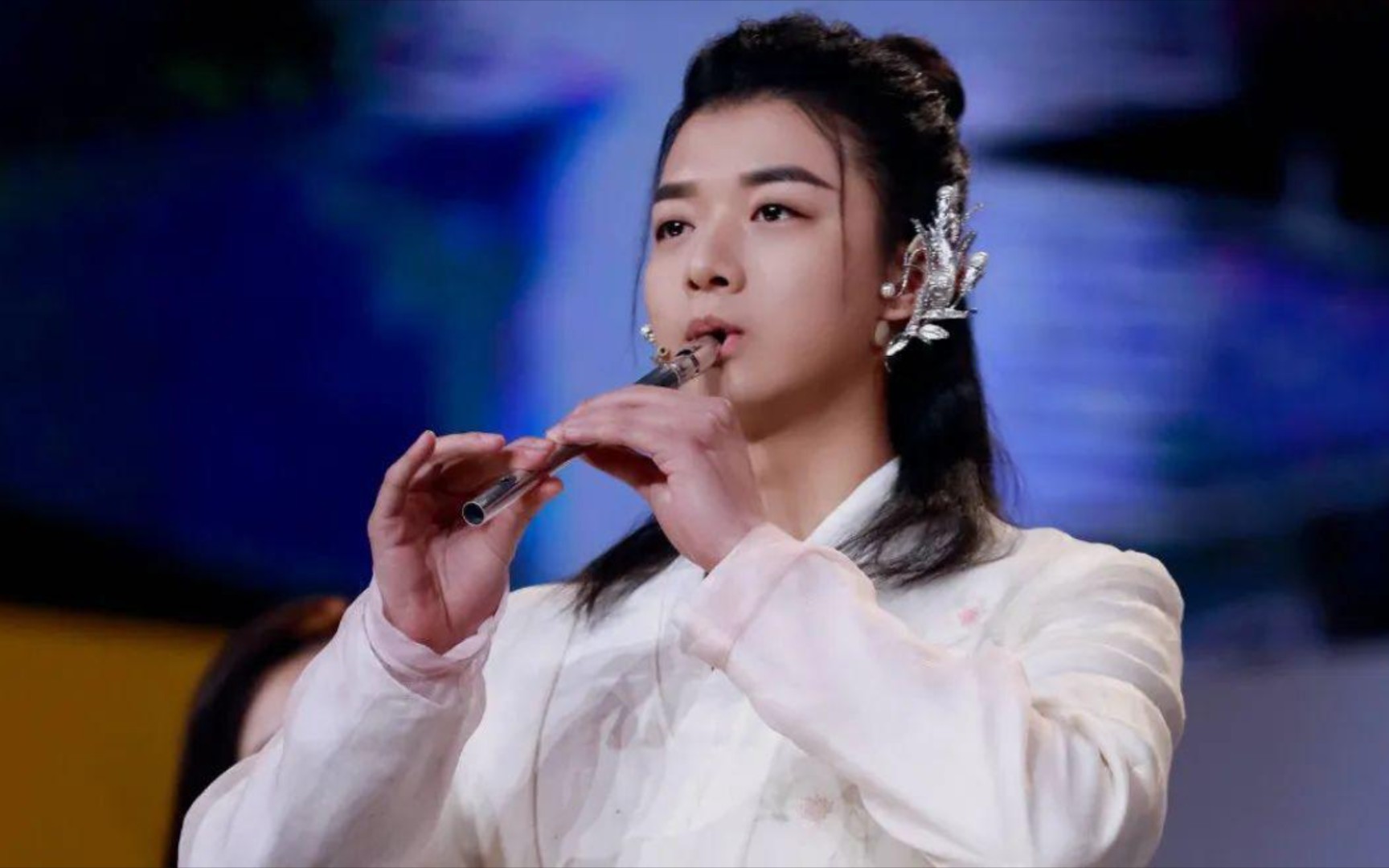 还是唯美古风王子?双面人霍尊,明着一套暗地里一套!