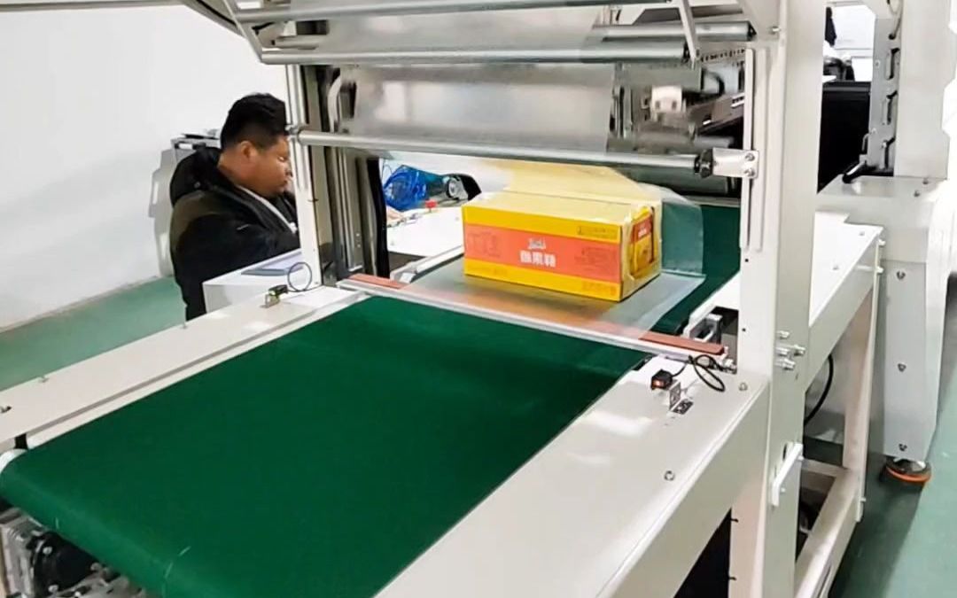 电商物流纸箱饮料太重运输易压损使用袖口式热收缩包装机套膜打包