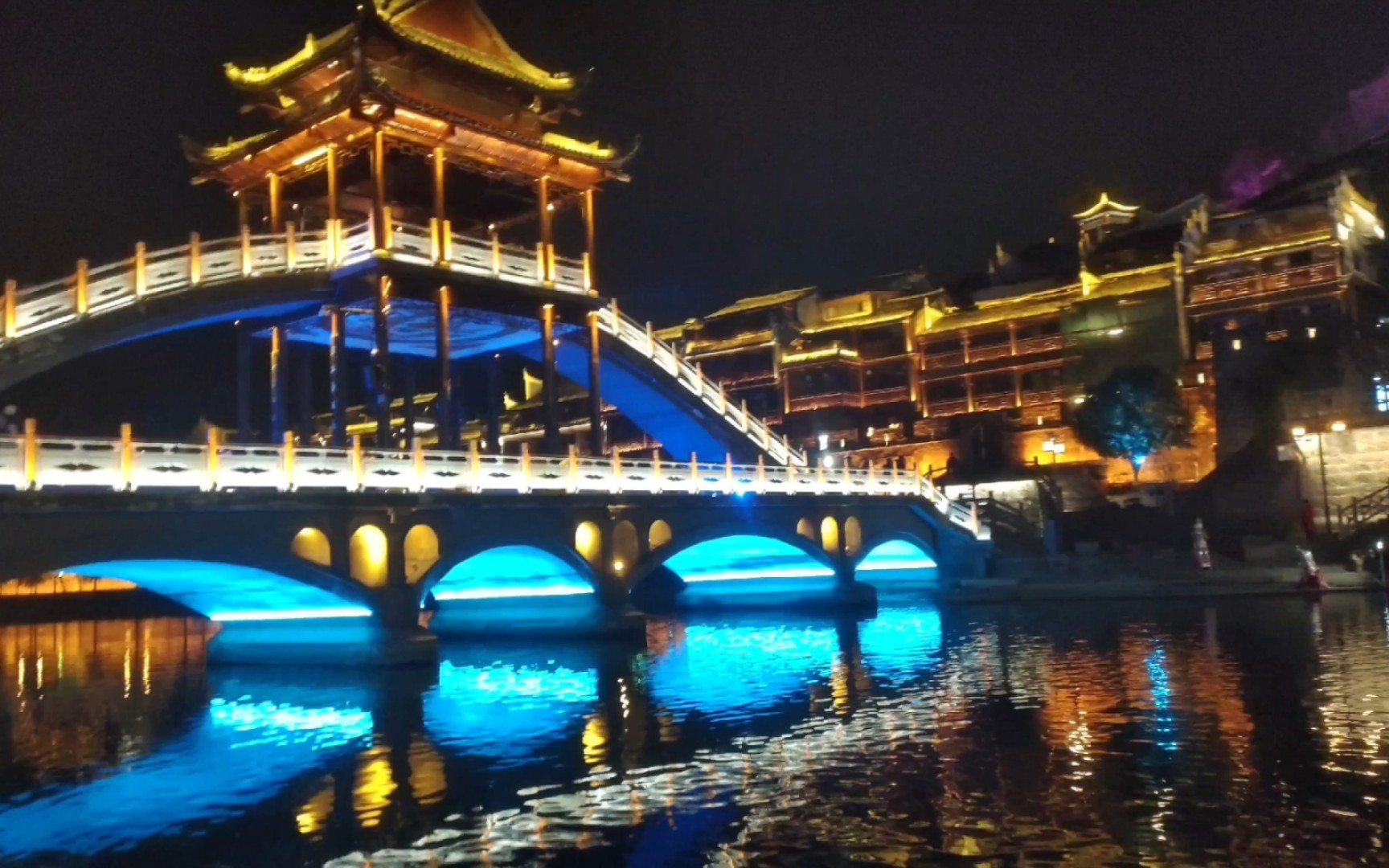 赞凤凰古城夜景图片