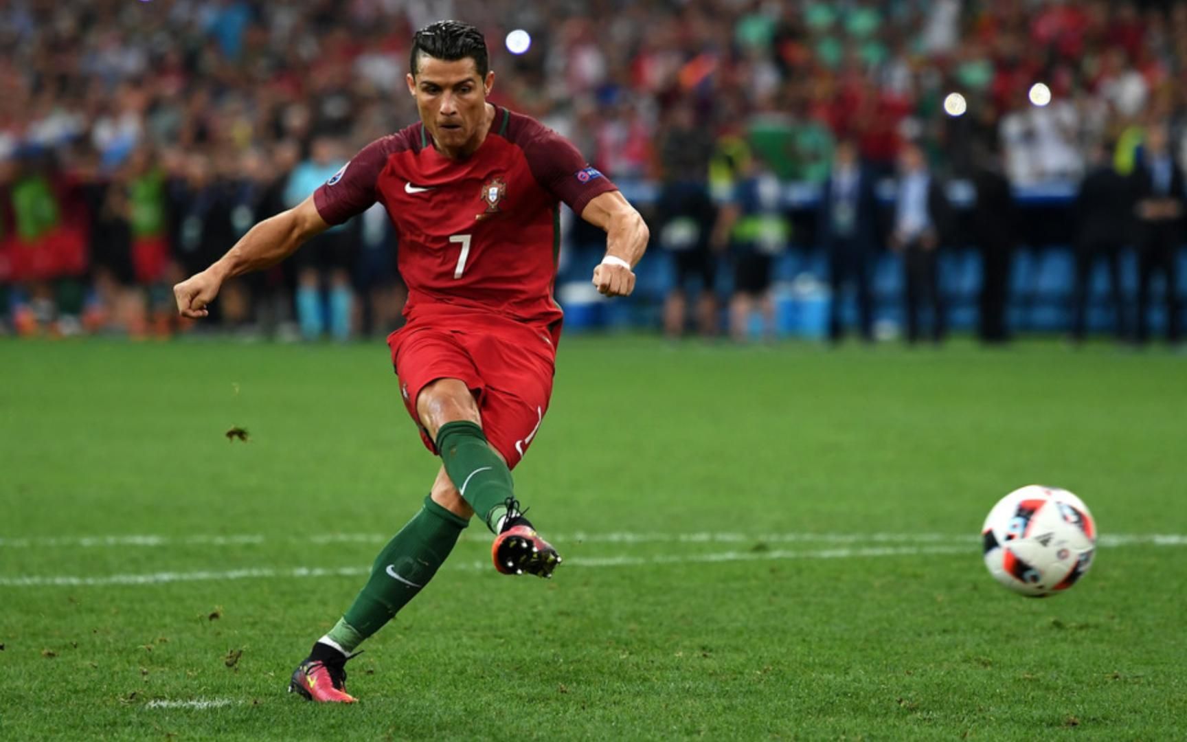 c罗欠球迷一个解释:把任意球踢成点球,让门将跪地摇头 惊呆球童